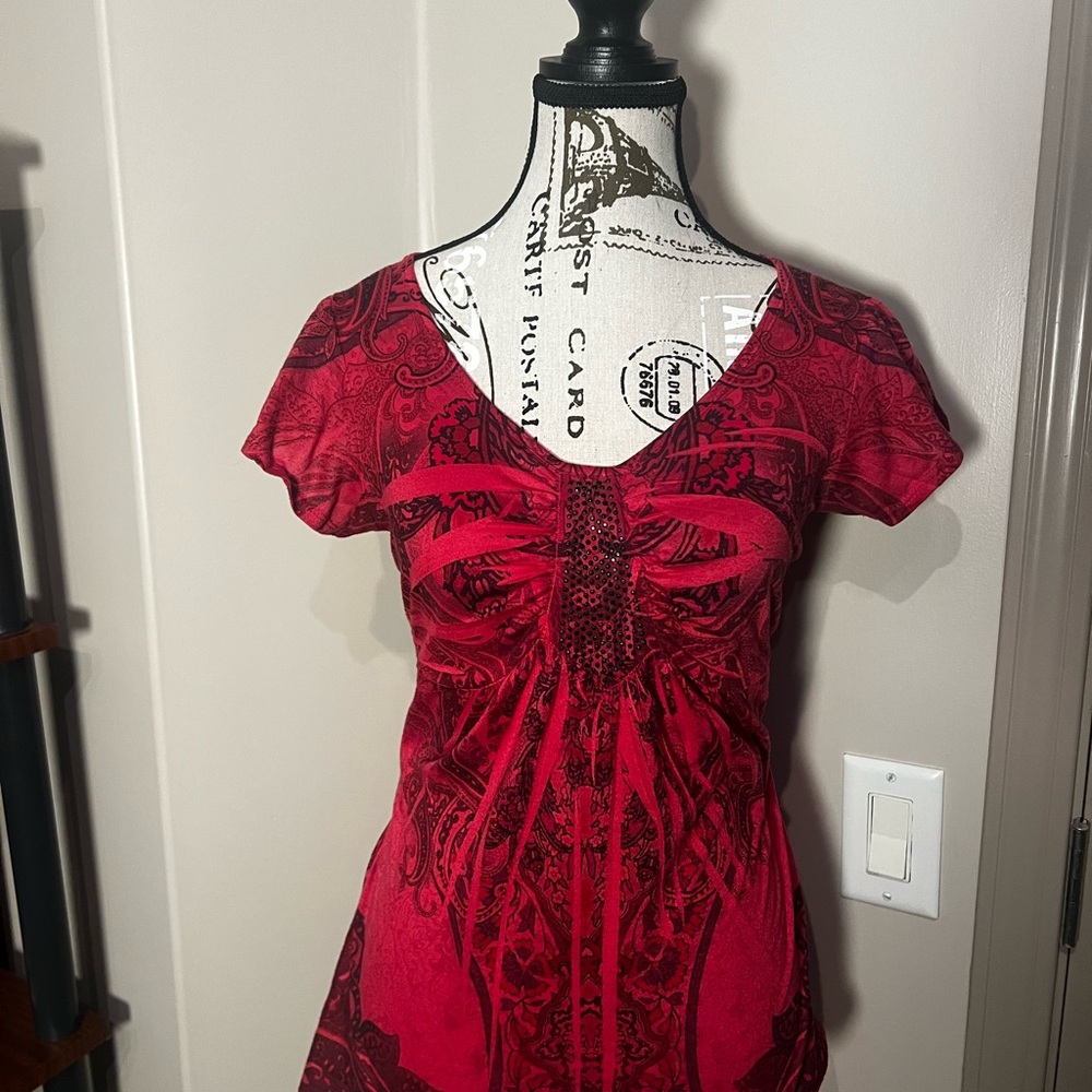 Energé Red and Black Short Sleeve Tee with Genstones and Cinching